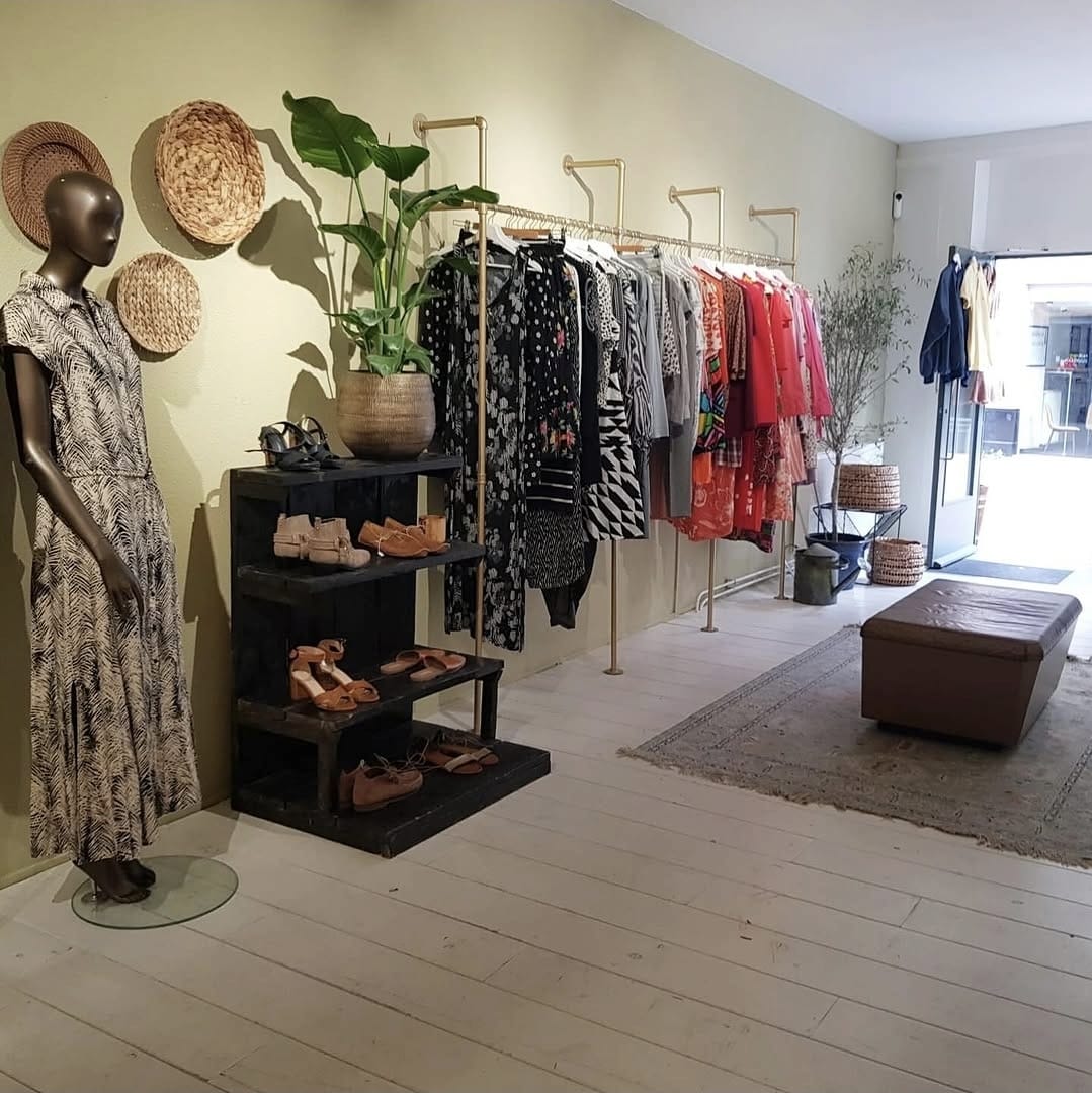 Interieur van Felicità aan de Zwanestraat in Groningen — vintage kleding in een warme boutique.