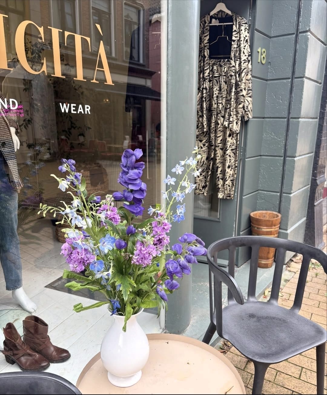 Bloemen voor de etalage van Felicità aan de Zwanestraat 18.
