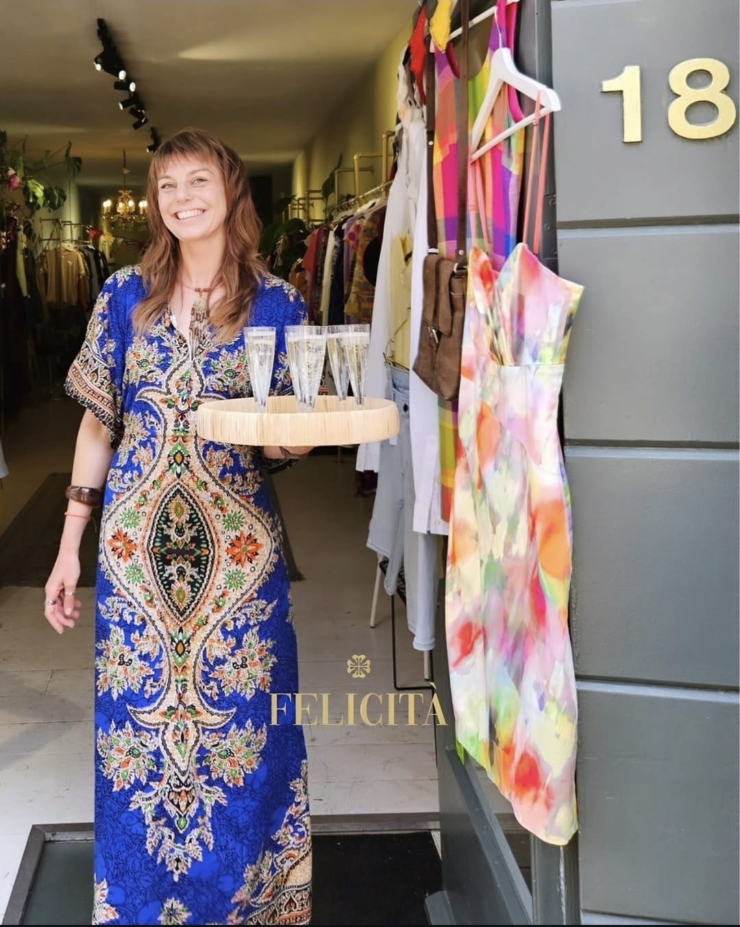 Champagne en glazen — welkomstmoment in de winkel.